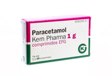 Huelva, İspanya - 6 Mart 2021: İspanyol Parasetamol Kern Pharma kutusu. Asetaminofen olarak da bilinen, ağrı ve ateşi tedavi etmek için kullanılan bir ilaçtır. Genellikle hafif ağrı kesiciler için kullanılır.