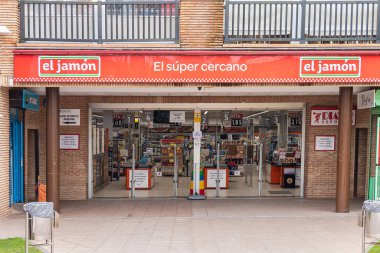 Huelva, İspanya - 1 Mart 2021: Islantilla plaj alışveriş merkezinde El Jamon süpermarketi