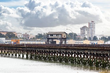 Tharsis, İspanya 'da Tharsis Rıhtımı olarak bilinen eski ve terk edilmiş bir maden iskelesi. Bu, İngilizlerin Huelva 'da bıraktığı kalıntılardan biri. Huelva Endülüs 'teki Tharsis' ten tüm minerallerin geldiği yerdi.