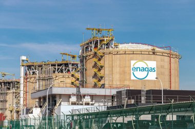 Palos de la Frontera, Huelva, İspanya - 11 Mart 2021: Enagas Depolama Tankları, Empresa Nacional del Gas, İspanya doğalgaz taşıma şirketi ve İspanya Gaz Sistemi Teknik Müdürü.