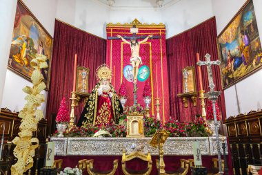 Huelva, İspanya - 1 Nisan 2021: 2021 Kutsal Hafta vesilesiyle Parroquia de la Inmaculada Concepcion de Huelva 'da açık tapınak