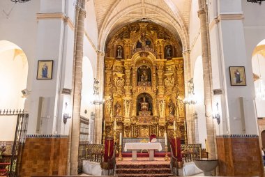 Huelva, İspanya - 1 Nisan 2021: 2021 Kutsal Hafta vesilesiyle Parroquia Belediye Başkanı de San Pedro de Huelva 'nın ana sunağı. 