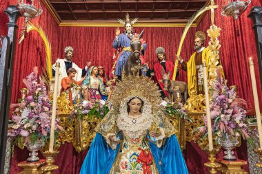 Huelva, İspanya - 1 Nisan 2021 Kutsal Hafta 2021 vesilesiyle Parroquia Belediye Başkanı de San Pedro de Huelva 'nın içinde La Borriquita adı verilen Kutsal Hafta Geçit Töreni