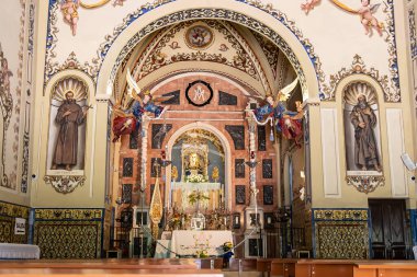 Alajar, Huelva, İspanya - 1 Mayıs 2021: 16. yüzyıldan bu yana Meleklerin Hanımefendileri Hermitage 'ın ana mihrabı (Pena de Arias Montano), Alajar