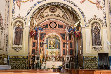 Alajar, Huelva, İspanya - 1 Mayıs 2021: 16. yüzyıldan bu yana Pea de Arias Montano 'da Hermitage of the Lady of the Angels' ın ana sunağı