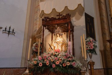 Cazorla, Jaen, İspanya - 18 Mayıs 2021: San Jose Kilisesi 'nin içindeki Cazorla şehrinin koruyucu azizi La Virgen de la Cabeza' nın resmi)