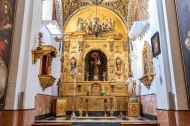 Cazorla, Jaen, İspanya - 18 Mayıs 2021: Cazorla şehrinin koruyucu azizi La Virgen de la Cabeza 'nın resmiyle birlikte Santa Maria (San Jose Kilisesi) kilisesinin ana sunağı
