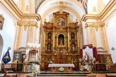 Cazorla, Jaen, İspanya - 18 Mayıs 2021: Cazorla şehrinin koruyucu azizi La Virgen de la Cabeza 'nın resmiyle birlikte Santa Maria (San Jose Kilisesi) kilisesinin ana sunağı
