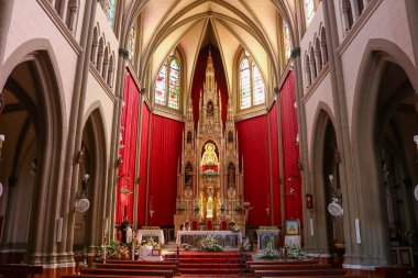 Chipiona, Cadiz, İspanya - 13 Haziran 2021: 1906 'da Gotik mimarisi ile inşa edilen büyük bir Katolik kilisesi olan Regla de Chipiona' nın ana sunağı