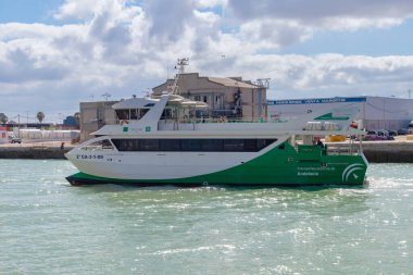 El Puerto de Santa Maria, Cadiz, İspanya - 16 Haziran 2021: El Puerto de Santa Maria 'yı Cadiz ve Rota' ya bağlayan Katamaran feribotu, Endülüs, İspanya