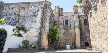 İlahi Salvador de Vejer de la Frontera Kilisesi, İspanya 'nın Cadiz kentinde bulunan ve şehrin en yüksek kesiminde bulunan bir kilisedir..