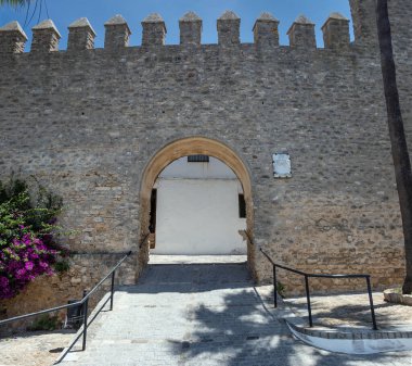 Puerta de Sancho IV, Casa del Mayorazgo 'ya birkaç metre mesafedeki Vejer de la Frontera Cadiz kasabasında yer almaktadır.