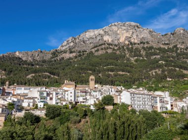 Cazorla, İspanya 'nın Endülüs eyaletinde yer alan bir şehirdir. Sierra de Cazorla, Almanya 'nın Sierra de Cazorla eyaletinde yer alan bir şehirdir.