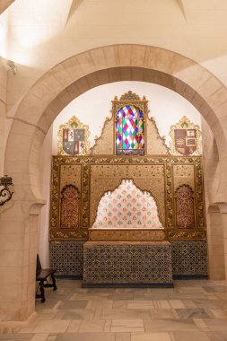 Cadiz, İspanya - 15 Haziran 2021: Eski bir caminin üzerine inşa edildiğinden beri Fas tarzı dekorasyonu olan San Marcos Kalesi 'nin iç mimarisi..