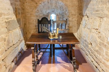 Eski masa, mürekkep kalemi ve tahta masa üzerindeki mürekkep hokkası.