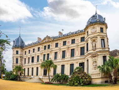 Klasik stil binicilik okulu binası görüntüsü