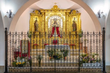 El Almendro, Huelva, İspanya - 13 Mart 2021: Bakire Nuestra Senora de Piedras Albas 'ın ana mihrabı, inzivada aynı isimle, Prado de Osma bölgesinde, El Almendro, Huelva, Endülüs, İspanya
