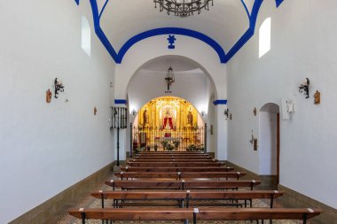 El Almendro, Huelva, İspanya - 13 Mart 2021: aynı isimli bakirenin resmiyle Prado de Osma bölgesinde yer alan Nuestra Senora de Piedras Albas inzivasının içinde