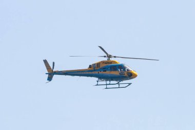 Huelva, İspanya - 30 Temmuz 2021: Sivil Trafico (Sivil Trafik Polisi) helikopteri dikkatsiz sürüş denetimi için yollarda ve otoyollarda devriye geziyor. 
