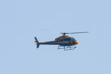 Huelva, İspanya - 30 Temmuz 2021: Sivil Trafik Koruması 'ndan Helikopter Pegasus dikkatsiz sürüş denetimi için yolları ve otoyollarda devriye geziyor. 
