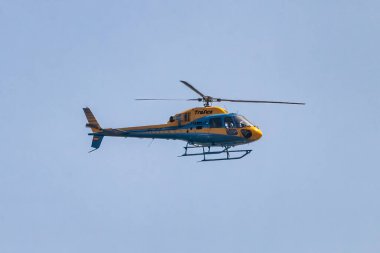 Huelva, İspanya - 30 Temmuz 2021: Sivil Trafico (Sivil Trafik Polisi) helikopteri dikkatsiz sürüş denetimi için yollarda ve otoyollarda devriye geziyor. 