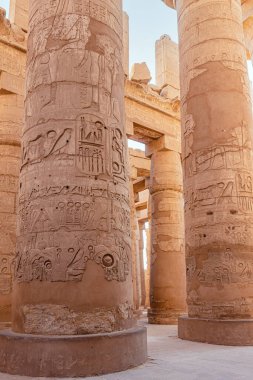 Eski Mısır Tanrısı Min 'i temsil eden Luxor' daki Karnak Tapınağının kalıntılarındaki hiyeroglifler.