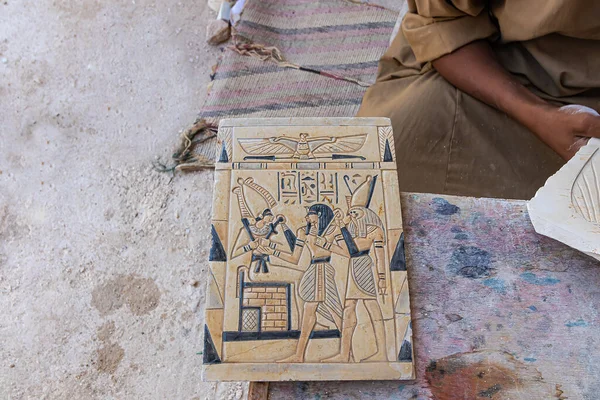 Artesãos Trabalhando Uma Reprodução Tablet Com Hieróglifos Egípcios Luxor Egito — Fotografia de Stock