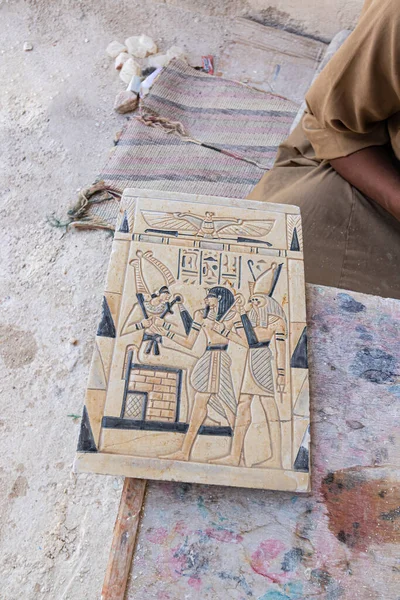 Artesãos Trabalhando Uma Reprodução Tablet Com Hieróglifos Egípcios Luxor Egito — Fotografia de Stock