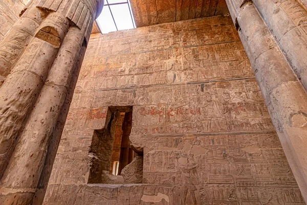 Polichromatyczne Hieroglify Ruinach Luxor Temple Kompleks Świątyń Egipskich Znajduje Się — Zdjęcie stockowe