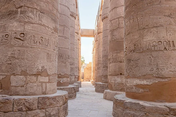 Jeroglíficos Ruinas Del Complejo Del Templo Karnak Luxor Representando Antiguo —  Fotos de Stock