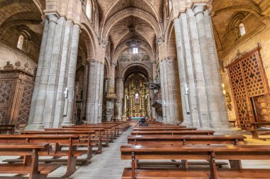 Avila, İspanya - 9 Eylül 2017: Avila, İspanya 'daki Aziz Peter Kilisesi' nin içinde. San Pedro Kilisesi, İspanya 'nın Avila şehrinde bulunan bir Roma tapınağıdır..