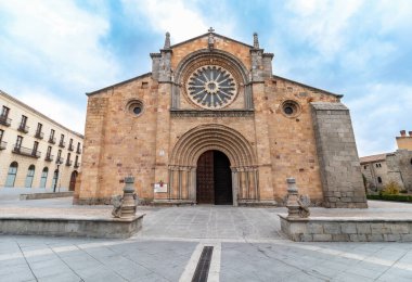 İspanya, Avila 'daki Aziz Peter Kilisesi manzarası. San Pedro Kilisesi, İspanya 'nın Avila şehrinde bulunan bir Roma tapınağıdır. 30 Mayıs 1914 'te ulusal bir anıt ilan edildi.