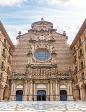 Barcelona, Katalonya, İspanya 'daki Montserrat Manastırı' nın ön cephesi.