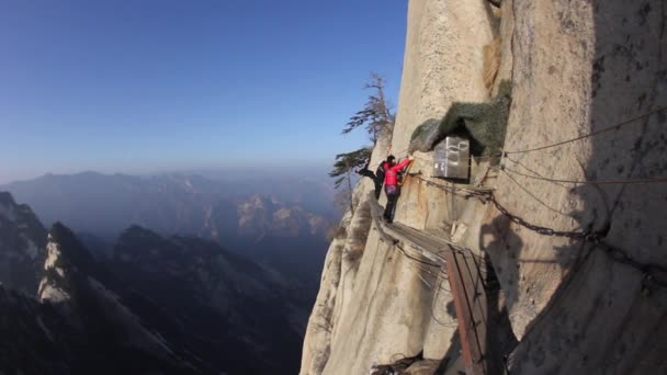 Mount Hua Shan y The Plank Road in the Sky, la ruta de senderismo más peligrosa del mundo — Vídeos de Stock