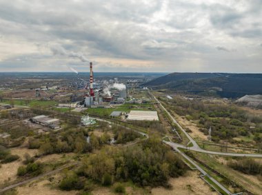 Kohtla-Jarve, Estonya - 20 Nisan 2025: Viru Keemia Grupp 'un (VKG) havadan çekilmiş fotoğrafı - Şist yağı ve enerji üretiminde ve kaliteli kimyasalların üretiminde uzmanlaşmış endüstriyel girişim