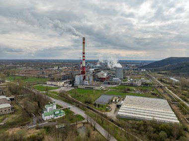 Kohtla-Jarve, Estonya - 20 Nisan 2025: Viru Keemia Grupp 'un (VKG) havadan çekilmiş fotoğrafı - Şist yağı ve enerji üretiminde ve kaliteli kimyasalların üretiminde uzmanlaşmış endüstriyel girişim