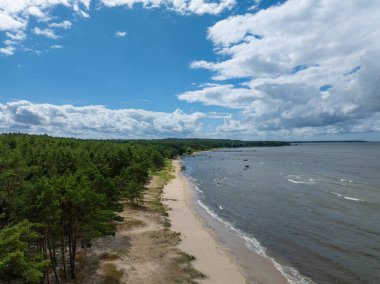 Güneşli bir yaz gününde açık beyaz kumlu, sakin ve vahşi Turisalu plajı manzarası. Sakin Baltık deniz manzarası.