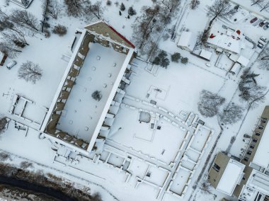 Tallinn 'deki St. Bridgets Manastır Harabeleri' nin (Pirita kloostri) tepeden tırnağa kış manzarası. Karla kaplı ortaçağ duvarları, buzlu ağaçlar ve sessiz yollar çarpıcı bir tarihi manzara oluşturur.