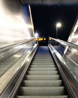 Duesseldorf 'ta yürüyen merdiven bilinmeyene doğru hareketli sanat filmi. Yüksek kalite fotoğraf