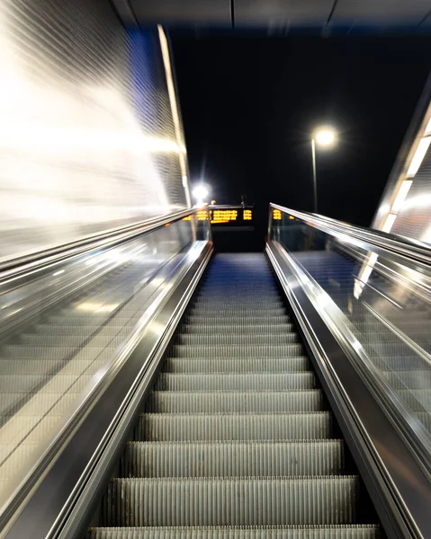 Duesseldorf 'ta yürüyen merdiven bilinmeyene doğru hareketli sanat filmi. Yüksek kalite fotoğraf