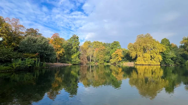 Duesseldorf ve Erkrath Almanya 'sında ve çevresinde gölün manzarası - Sonbaharda Mirror High kaliteli fotoğraf ile yürüyüş