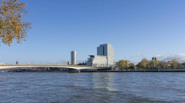 Büyük mimarisi Kasım 2025 'te Köln Limanı' nda Mavi Saat. Yüksek kalite fotoğraf