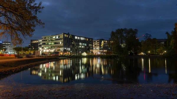 2025 sonbaharında Duesseldorf Almanya 'daki Hofgarten Park' ta harika bir sabah.