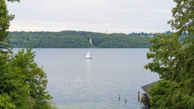 Bavyera Almanya 'da Starnberger Gölü' nde bir akşam. Yüksek kalite fotoğraf