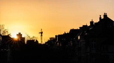 Crane in the Sunset of Duesseldorf Germany in November 2025 - Şehir Geliştirme. Yüksek kalite fotoğraf