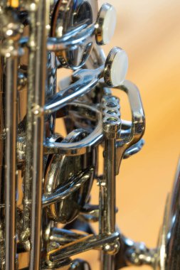 Detaylı bir bakışla saksafon - Baritone Saksafonunda Macros ve yüksek kaliteli fotoğraf