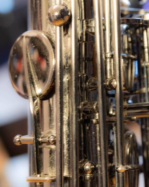 Detaylı bir bakışla saksafon - Baritone Saksafonunda Macros ve yüksek kaliteli fotoğraf