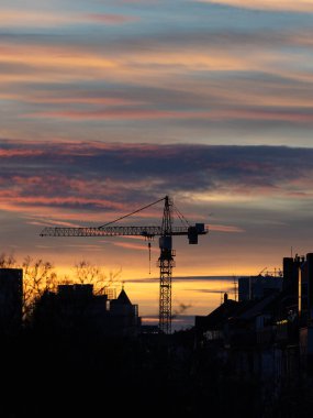Crane in the Sunset of Duesseldorf Germany in November 2025 - Şehir Geliştirme. Yüksek kalite fotoğraf
