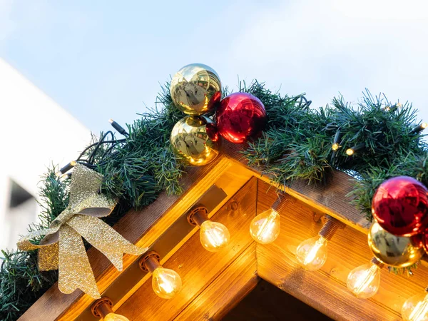 Alman Kış ve Noel Pazarı 'ndan Noel süsleri. Kartlar ve arka planlar için kullanılabilir. Yüksek kalite fotoğraf