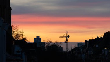 Crane in the Sunset of Duesseldorf Germany in November 2025 - Şehir Geliştirme. Yüksek kalite fotoğraf